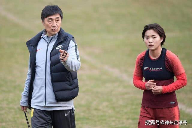 被曝辞职4天，朱芳雨近况曝光！被人抢着请客，一张照片尽显地位